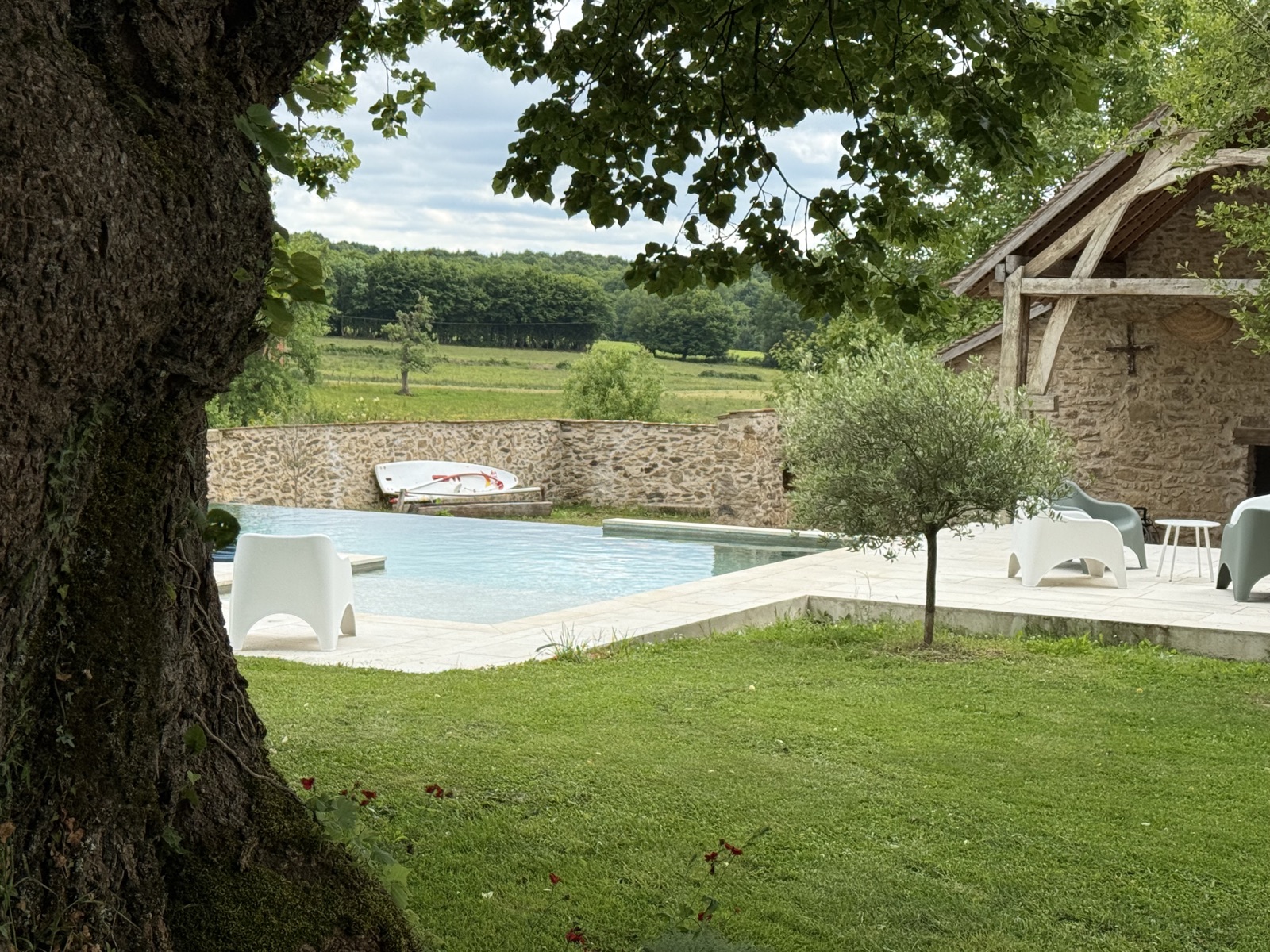La piscine · vue sur le Berry