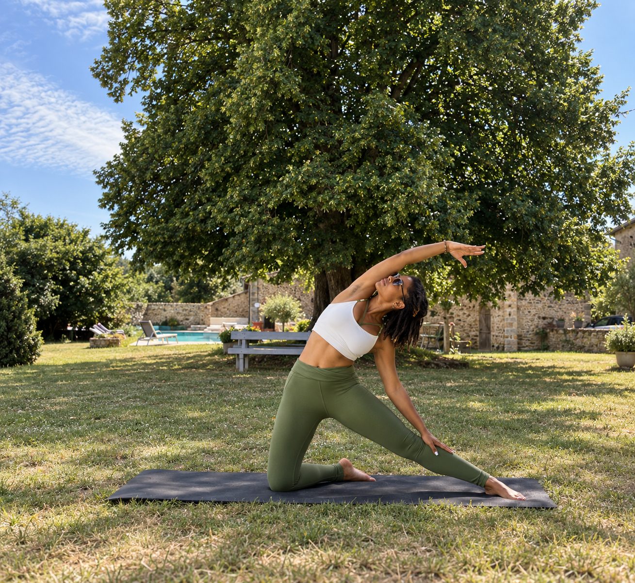 Séance de Pilates sur l'herbe, à l'ombre du tilleul tricentenaire