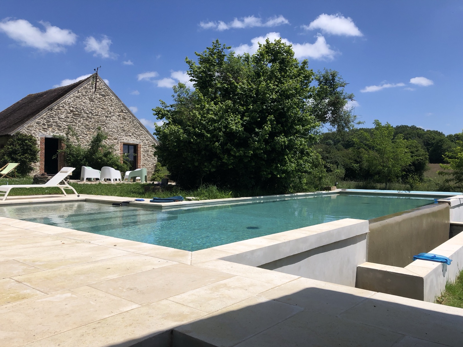 La piscine de 9 La Roche, ouverte sur la campagne du Berry