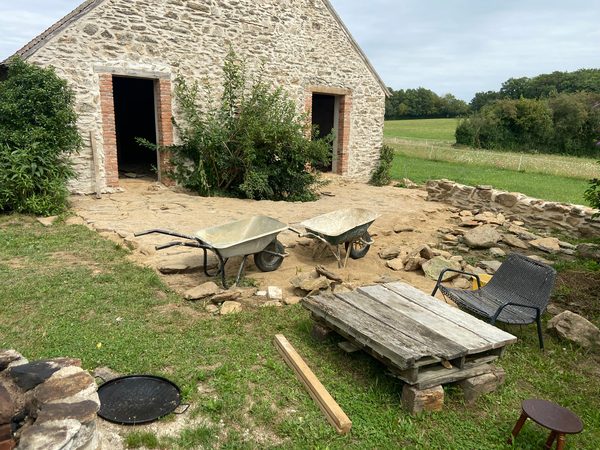 Deux portes à encadrement de brique neuf sur une façade en pierre