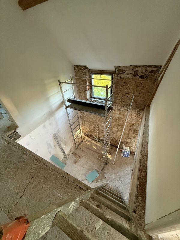 Vue plongeante dans une cage d’escalier en construction, tour d’échafaudage