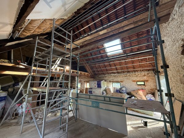 Charpente et couverture en tuiles vues de l’intérieur, isolant en attente