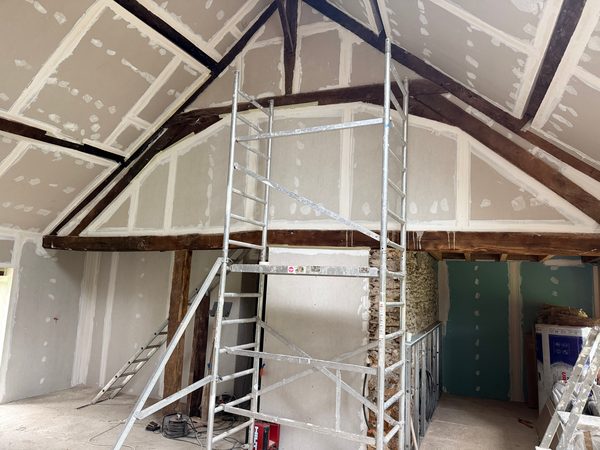 Plafond neuf sous charpente à ferme, tour d’échafaudage