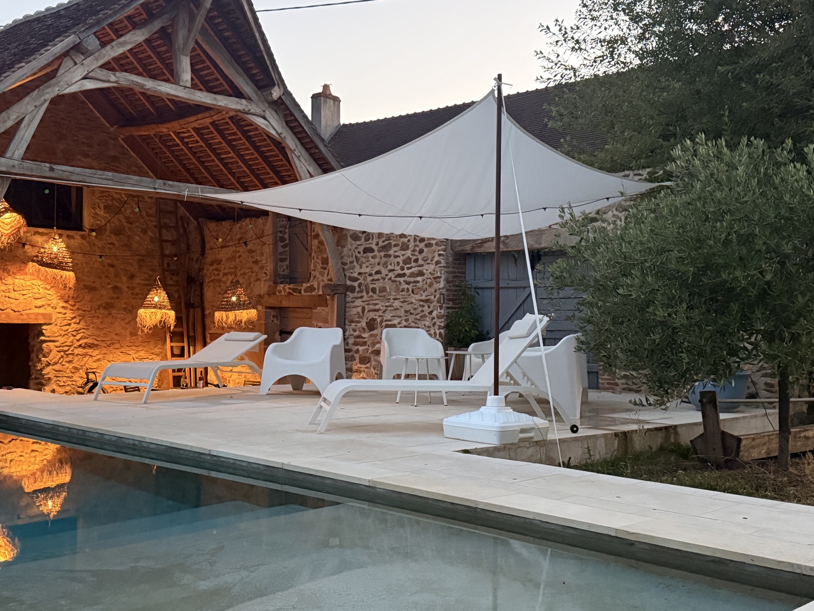 Terrasse de 9 La Roche au crépuscule, sous la voile d'ombrage
